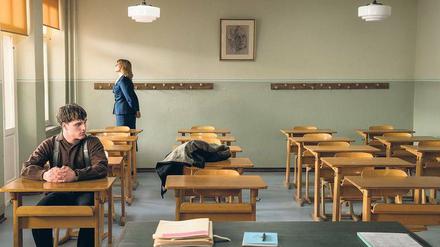 Der Schüler Erik (Jonas Dassler) wird verhört.
