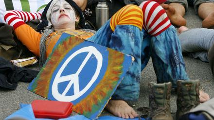 Nicht San Francisco 1967, sondern Mecklenburg-Vorpommern 2007: eine Demonstrantin mit Peace-Zeichen.