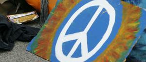 Nicht San Francisco 1967, sondern Mecklenburg-Vorpommern 2007: eine Demonstrantin mit Peace-Zeichen.