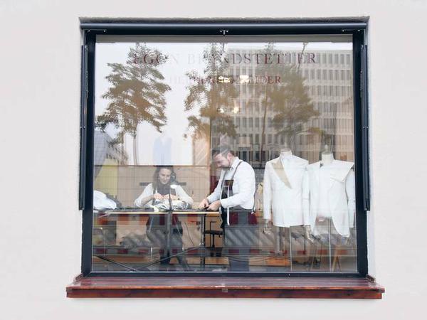 Spione im Spiegel. Maßschneider Egon Brandstetter hat sein Atelier genau gegenüber der BND-Zentrale.