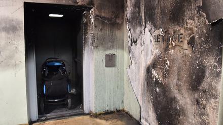 Brandspuren im Flur des Hochhauses in der Landsberger Allee.
