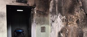 Brandspuren im Flur des Hochhauses in der Landsberger Allee.