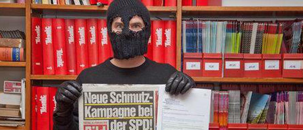 Auf der "Titanic"-Homepage posiert ein Vermummter mit der "Bild"-Ausgabe und den angeblichen Mails.