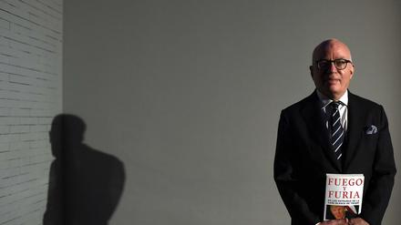 Michael Wolff mit der spanischen Ausgabe seines Trump-Enthüllungsbuches.