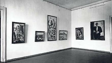 Im Kronprinzenpalais. Bis 1937 hing das Selbstporträt des Malers im Smoking (r.) im Beckmann-Saal. 