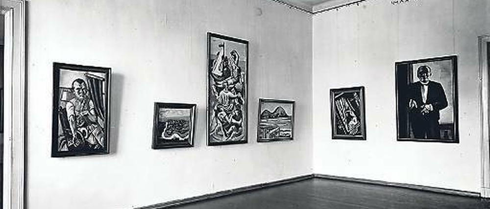 Im Kronprinzenpalais. Bis 1937 hing das Selbstporträt des Malers im Smoking (r.) im Beckmann-Saal.