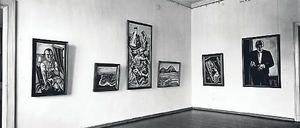 Im Kronprinzenpalais. Bis 1937 hing das Selbstporträt des Malers im Smoking (r.) im Beckmann-Saal. 