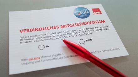Die Wahlunterlagen zum SPD-Mitgliedervotum liegen auf einem Tisch. 