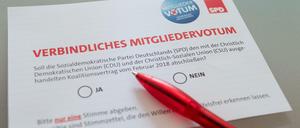 Die Wahlunterlagen zum SPD-Mitgliedervotum liegen auf einem Tisch.