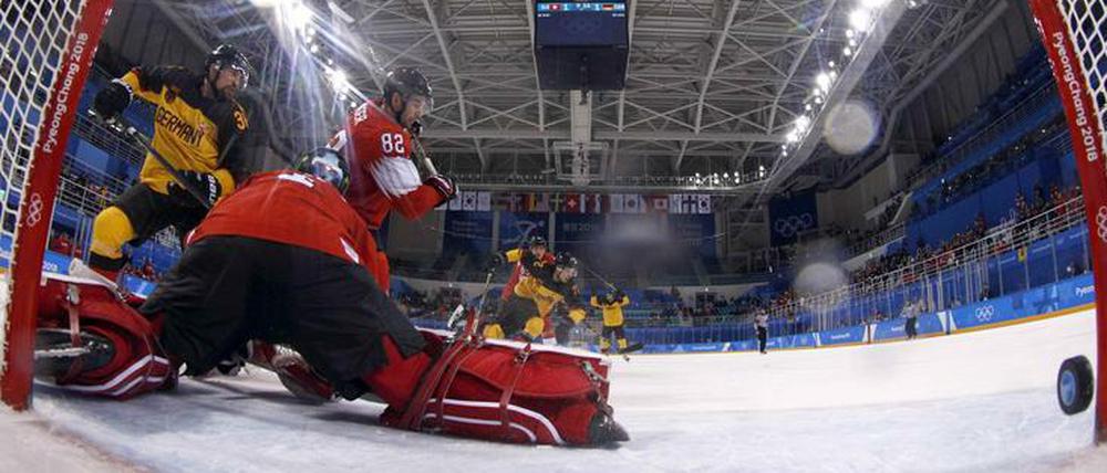 Der rollt rein. Yannick Seidenberg schießt Deutschland ins Viertelfinale.