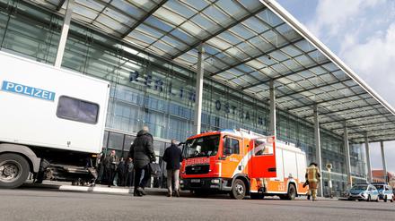 Polizei und Feuerwehr warten vor dem Berliner Ostbahnhof. 