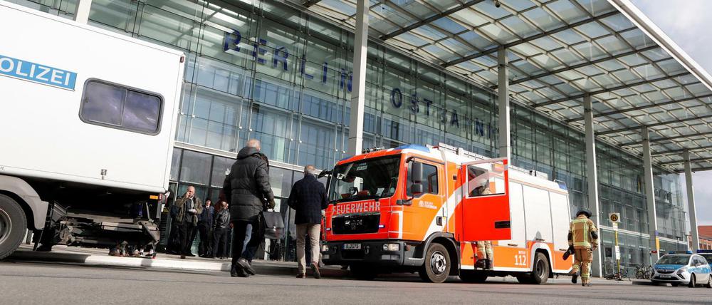 Polizei und Feuerwehr warten vor dem Berliner Ostbahnhof.