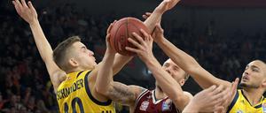 Hauen und Stechen. Tim Schneider (links) und Stefan Peno (rechts) vergaben gegen Anton Gavel und seine Münchner eine Zehn-Punkte-Führung. 