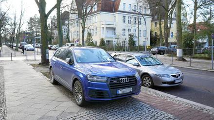 Wer auf dem Gehweg parkt, kommt bisher mit 15 Euro davon. Künftig werden mindestens 55 Euro fällig.