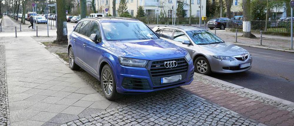 Wer auf dem Gehweg parkt, kommt bisher mit 15 Euro davon. Künftig werden mindestens 55 Euro fällig.