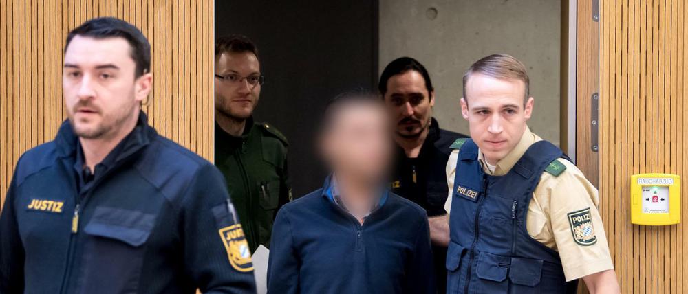 Der wegen Anschlagsplanungen und der Misshandlung von Schutzbefohlenen Angeklagte.