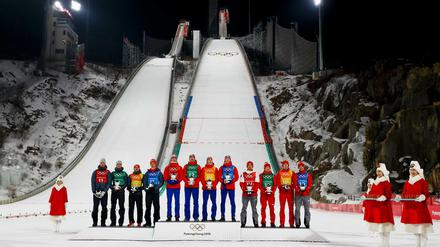 Siegerehrung im Skispringen. Auch bei Martina Ertl-Renz zu Hause steht diese Sportart grad hoch im Kurs. 