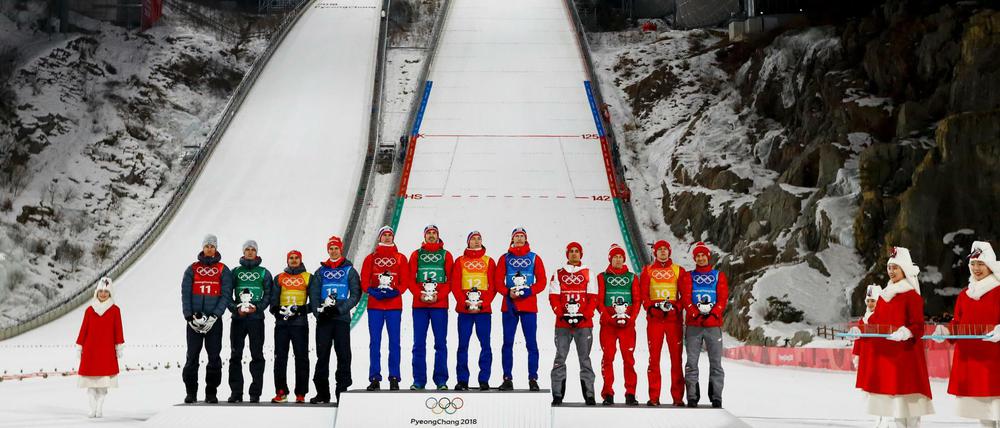 Siegerehrung im Skispringen. Auch bei Martina Ertl-Renz zu Hause steht diese Sportart grad hoch im Kurs.