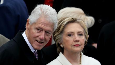 Die Clintons sind wieder in den Schlagzeilen.