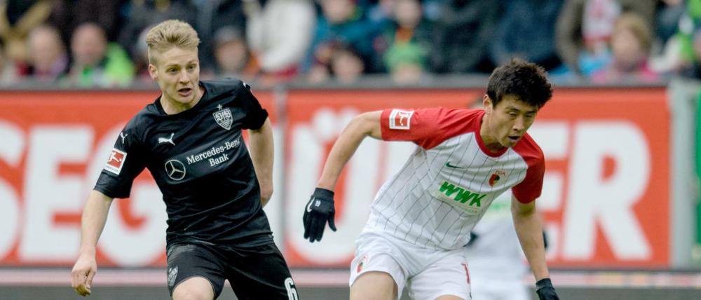 Der Stuttgarter Santiago Ascacibar setzte sich gegen Augsburgs Ja-Cheol Koo durch.