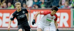 Der Stuttgarter Santiago Ascacibar setzte sich gegen Augsburgs Ja-Cheol Koo durch.