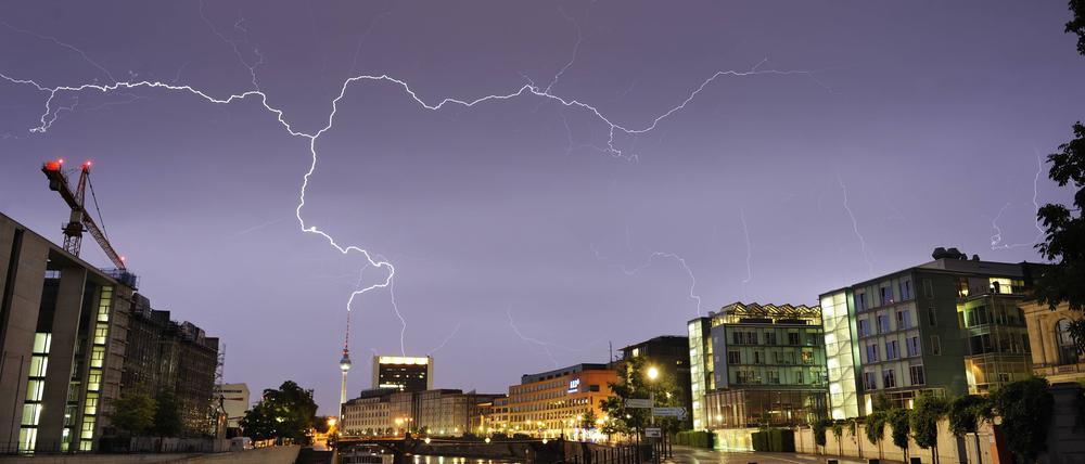 Das große Zucken. Berlin scheint Gewitter - und damit Blitze - anzuziehen.