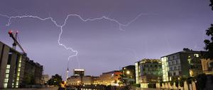 Das große Zucken. Berlin scheint Gewitter - und damit Blitze - anzuziehen.