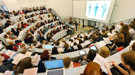 Andrangs aufs Medizinstudium. Horst Hippler, Präsident der Hochschulrektorenkonferenz, glaubt nicht, dass mehr Studienplätze nötig sind. Schließlich gebe es keinen Ärztemangel, sondern einen Versorgungsmangel auf dem Land.