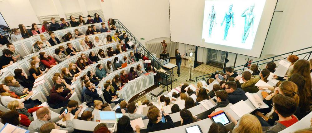 Andrangs aufs Medizinstudium. Horst Hippler, Präsident der Hochschulrektorenkonferenz, glaubt nicht, dass mehr Studienplätze nötig sind. Schließlich gebe es keinen Ärztemangel, sondern einen Versorgungsmangel auf dem Land.