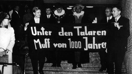 Attacke auf die Ordinarienuniversität. Am 9. November 1967 halten Studenten das Spruchband „Unter den Talaren Muff von 1000 Jahren“ im Audimax der Universität Hamburg. Anlass ist die Amtsübergabe des alten an den neuen Rektor. Während des Festakts forderten Studenten lautstark in Sprechchören die Beschleunigung der Hochschulreform.