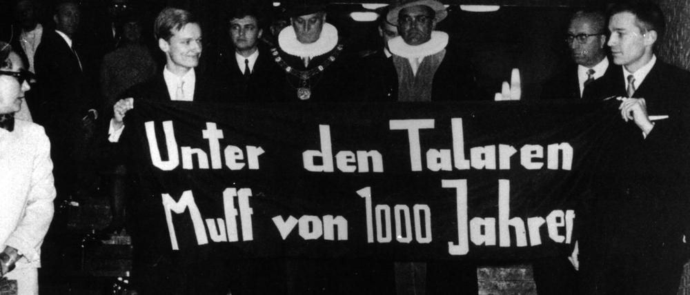 Attacke auf die Ordinarienuniversität. Am 9. November 1967 halten Studenten das Spruchband „Unter den Talaren Muff von 1000 Jahren“ im Audimax der Universität Hamburg. Anlass ist die Amtsübergabe des alten an den neuen Rektor. Während des Festakts forderten Studenten lautstark in Sprechchören die Beschleunigung der Hochschulreform.
