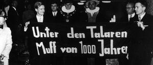 Attacke auf die Ordinarienuniversität. Am 9. November 1967 halten Studenten das Spruchband „Unter den Talaren Muff von 1000 Jahren“ im Audimax der Universität Hamburg. Anlass ist die Amtsübergabe des alten an den neuen Rektor. Während des Festakts forderten Studenten lautstark in Sprechchören die Beschleunigung der Hochschulreform.