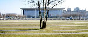 Viel Leere: Ein Blick aufs Paul-Löbe-Haus und die Wiese davor - mit dem Kanzleramt im Rücken.