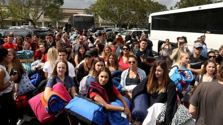 Schüler der Stoneman Douglas High School in Parkland versammeln sich vor Bussen, die sie zu einer Kundgebung fahren.