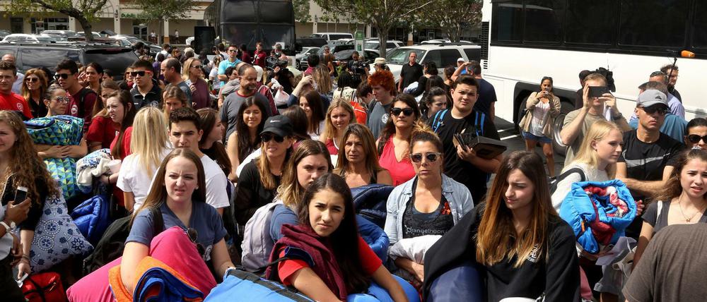 Schüler der Stoneman Douglas High School in Parkland versammeln sich vor Bussen, die sie zu einer Kundgebung fahren.