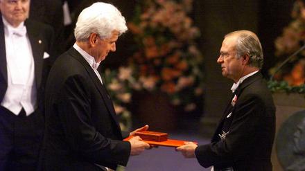 Medizin-Nobelpreisträger Günter Blobel erhält 1999 den Nobelpreis aus den Händen des Schwedischen Königs Carl XVI Gustaf.