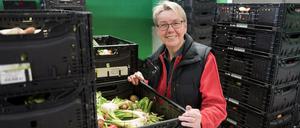 Tafelgründerin Sabine Werth im Verteilzentrum ihrer Hilfsorganisation. 