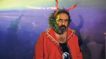 Riesenbaby. Der Filmemacher Hasan (Hasan Majuni) will mehr Aufmerksamkeit. 