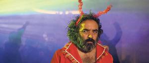 Riesenbaby. Der Filmemacher Hasan (Hasan Majuni) will mehr Aufmerksamkeit. 