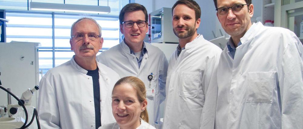 Ausgezeichnete Forschung für die Behandlung von seltenen Erkrankungen: Ulrike Hedrich-Klimosch und ihre Kollegen Markus Wolff, Stephan Lauxmann, Thomas Wuttke und Holger Lerche (v.l.n.r.).