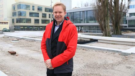 Ephraim Gothe, Baustadtrat von Berlin-Mitte, fotografiert vor dem Neubau der Schiller-Bibliothek in Wedding.