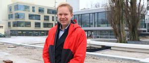 Ephraim Gothe, Baustadtrat von Berlin-Mitte, fotografiert vor dem Neubau der Schiller-Bibliothek in Wedding.