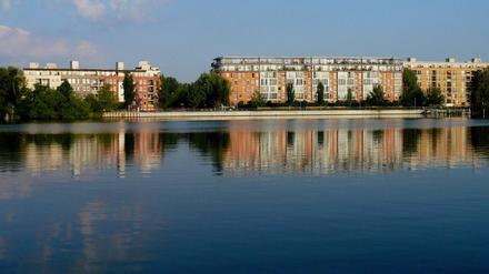 Wohnhäuser an der Havel in Spandau.