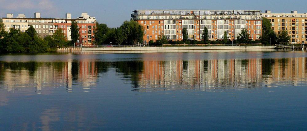 Wohnhäuser an der Havel in Spandau.