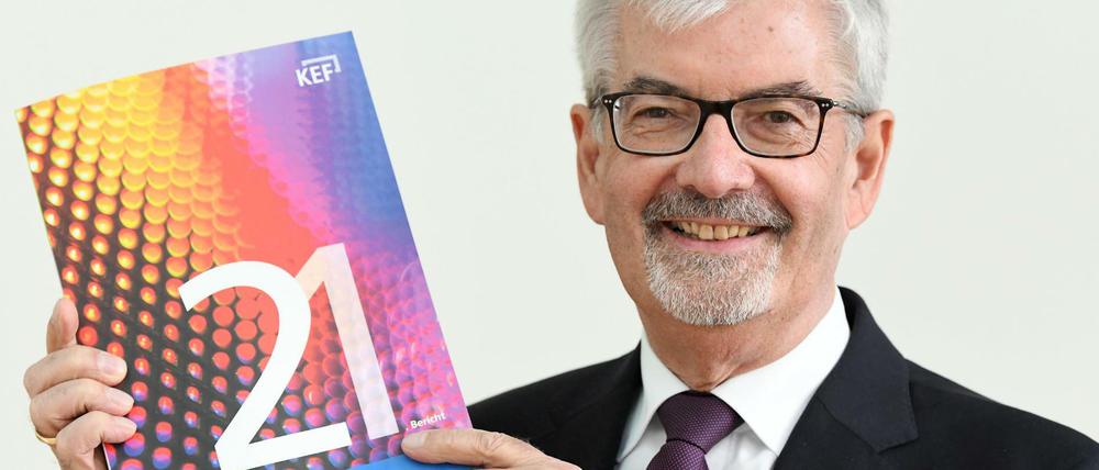 Den Milliarden auf der Spur. Heinz Fischer-Heidlberger, Vorsitzender der Prüfkommission KEF, präsentiert den aktuellen Bericht zum Finanzgebaren von ARD, ZDF und Deutschlandradio.