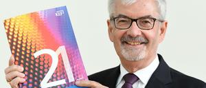 Den Milliarden auf der Spur. Heinz Fischer-Heidlberger, Vorsitzender der Prüfkommission KEF, präsentiert den aktuellen Bericht zum Finanzgebaren von ARD, ZDF und Deutschlandradio.