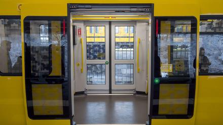 Es gibt zu wenige U-Bahnen in Berlin. Die Klage von Siemens könnte der BVG und ihren Fahrgästen noch Probleme bereiten.
