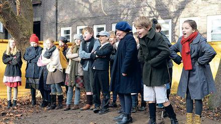 Schauspielschüler. Kinder aus der Cecilien-Grundschule in Wilmersdorf proben eine Szene für den Film „Susi, die Enkelin von Haus Nummer 4 und die Zeit der versteckten Judensterne“, den ihre Lehrerin Birgitta Behr konzipiert hat. Gedreht wird unter anderem auf dem Schulhof. 