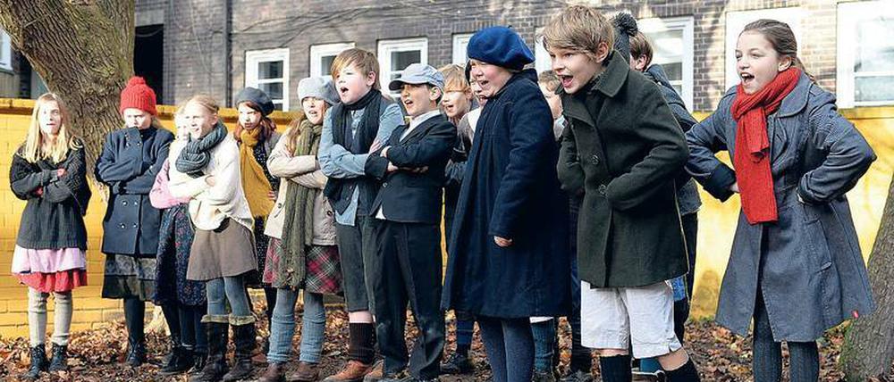 Schauspielschüler. Kinder aus der Cecilien-Grundschule in Wilmersdorf proben eine Szene für den Film „Susi, die Enkelin von Haus Nummer 4 und die Zeit der versteckten Judensterne“, den ihre Lehrerin Birgitta Behr konzipiert hat. Gedreht wird unter anderem auf dem Schulhof.