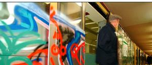 Das Beseitigen von Schmierereien kostet die BVG jedes Jahr viel Geld.